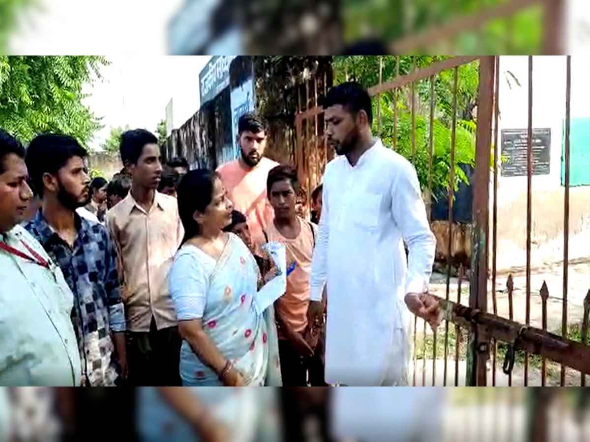 अजमेर : शिक्षक लापरवाह, गुस्साए ग्रामीणों और पार्षद ने स्कूल पर जड़ा ताला