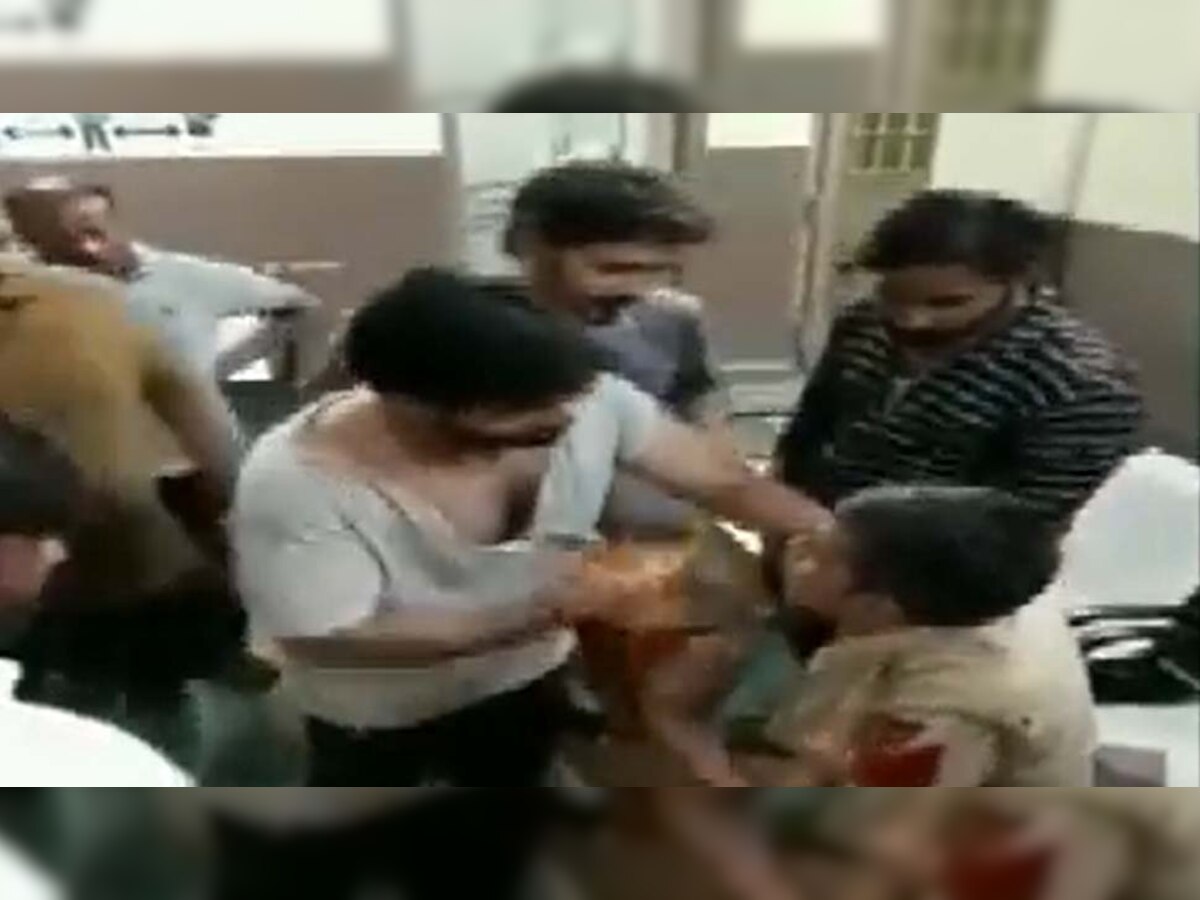 Viral Video:पुलिसवाले को पीटती रही भीड़ और कैमरे से वीडियो बनाते रहे लोग 