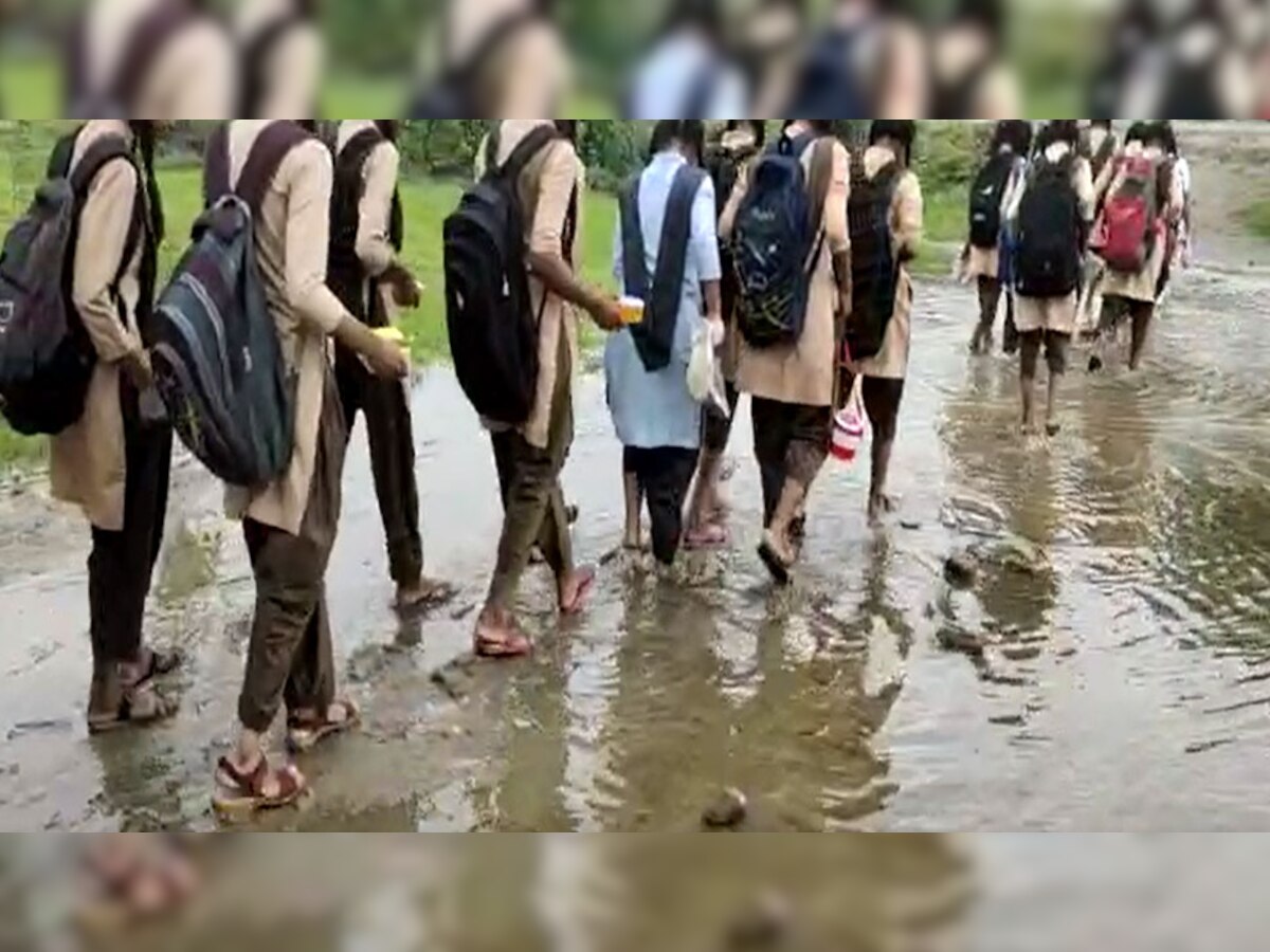 कांकरोली मार्ग पर बने कस्तूरबा गांधी आवासीय विद्यालय में जमा हो जाता है बारिश का पानी, छात्राओं को हो रही परेशानी