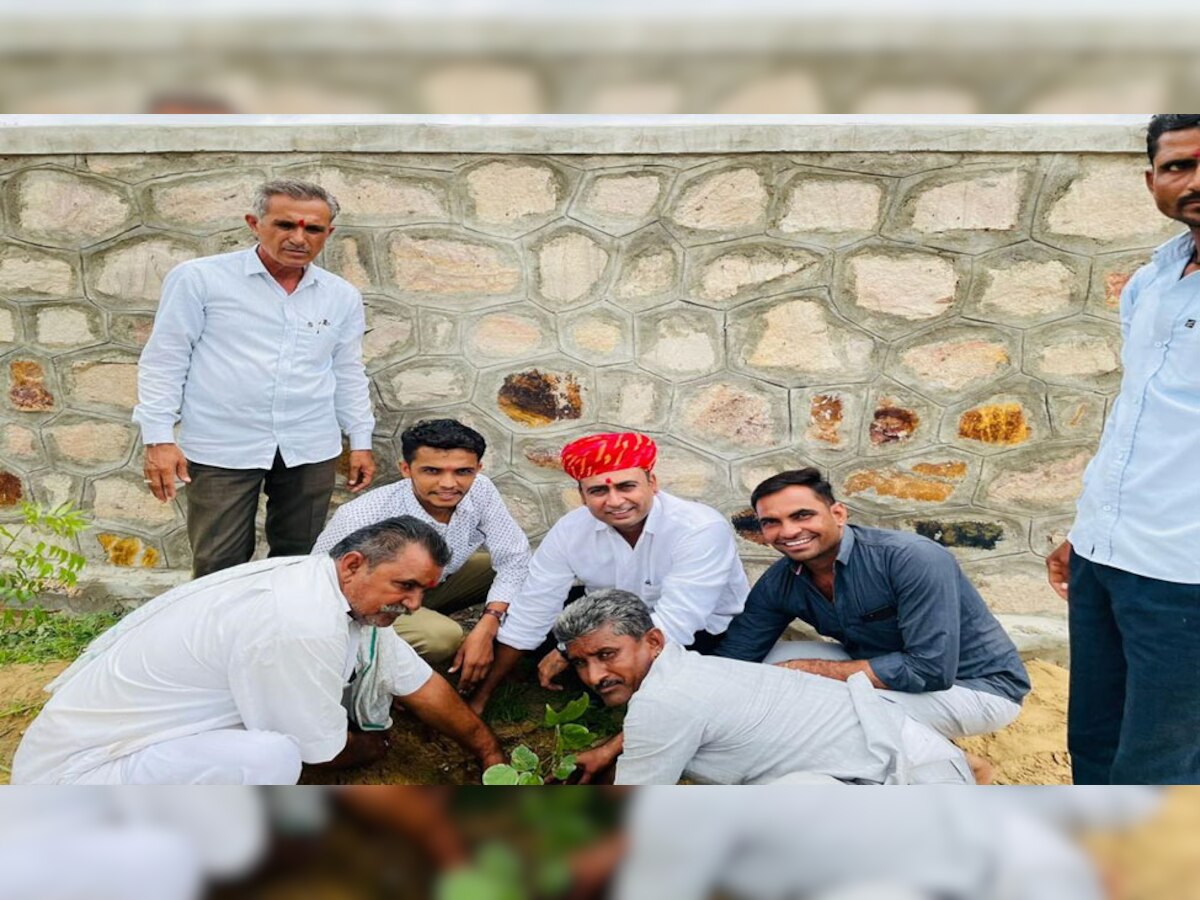 युवा नेता आजाद सिंह राठौड़ के नेतृत्व ग्रामीणों में बांटे 20 हजार पौधें, पर्यावरण को बचाने का दिया संदेश
