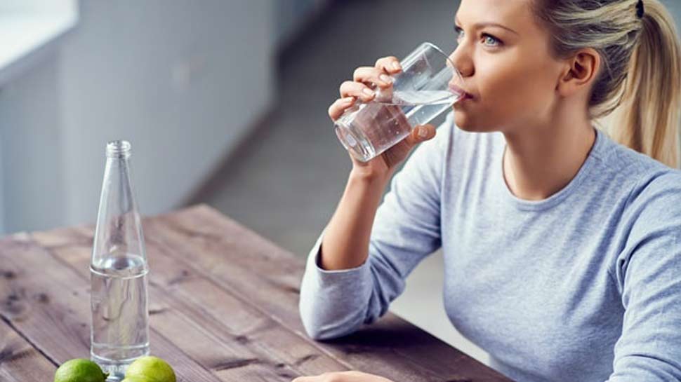 Drinking Water In The Morning: सुबह उठते ही पानी पीने से करते हैं परहेज? तो इन फायदों से रह जाएंगे महरूम