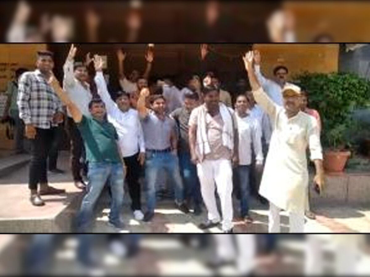 Jhunjhunu : नगर परिषद पार्षदों का आयुक्त के खिलाफ प्रदर्शन, एसडीएम बोले ऑल इज़ वैल