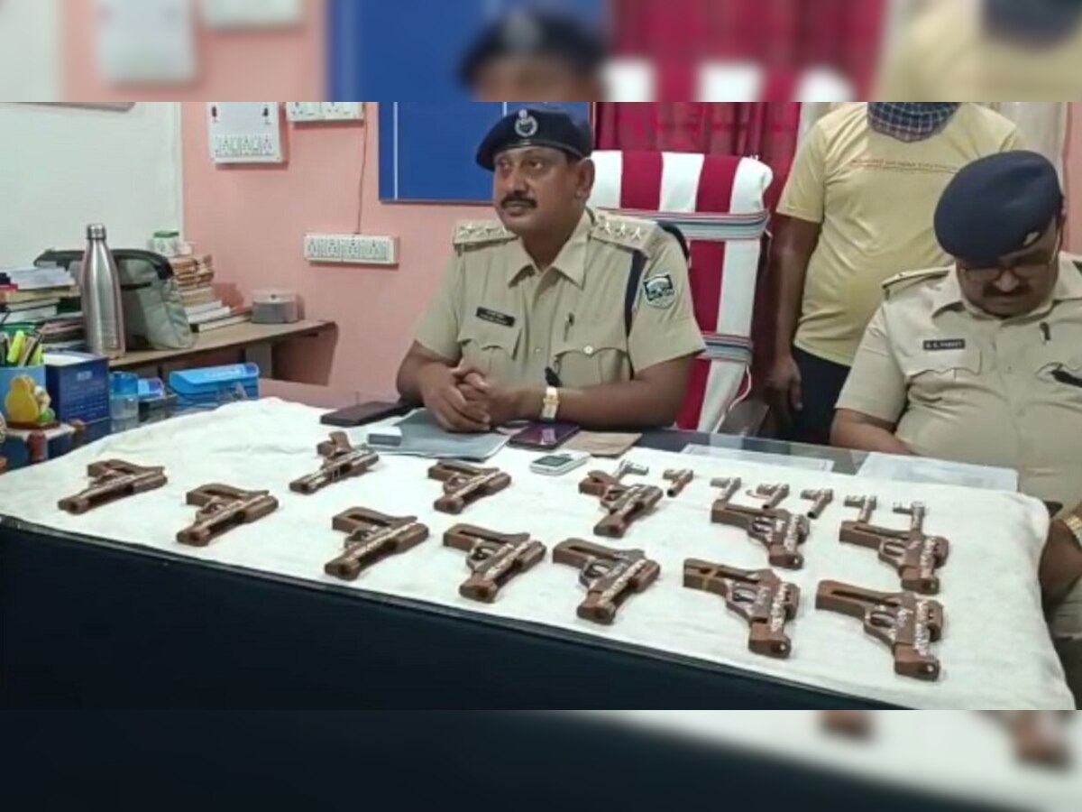 Bihar News: पुलिस ने मिनी गन फैक्ट्री संचालक को किया गिरफ्तार,12 अर्धनिर्मित पिस्टल बरामद