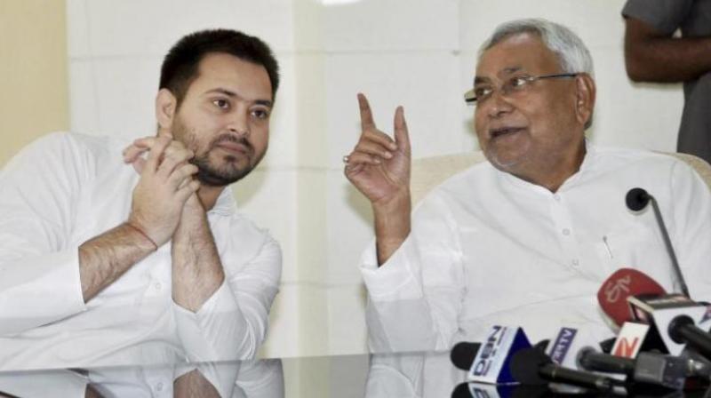 बिहार में बड़े सियासी उलटफेर की आशंका, RJD-कांग्रेस के साथ सरकार बनाने की तैयारी में जुटे नीतीश! बिहार में बड़े सियासी उलटफेर की आशंका, RJD-कांग्रेस के साथ सरकार बनाने की तैयारी में जुटे नीतीश!