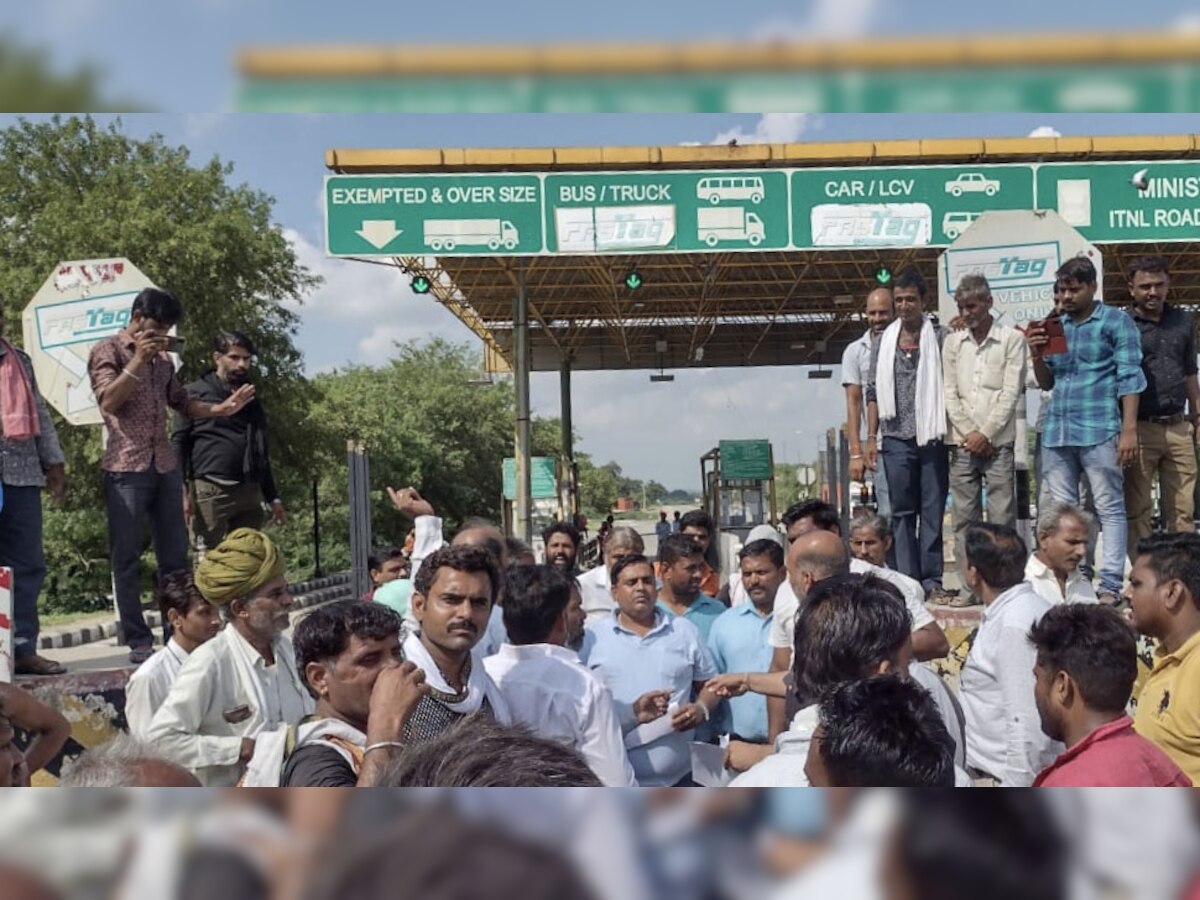 Kumbhalgarh: प्रदर्शनकारियों ने टोल मैनेजर विपिन को सौंपा ज्ञापन, ये वजह बताई 