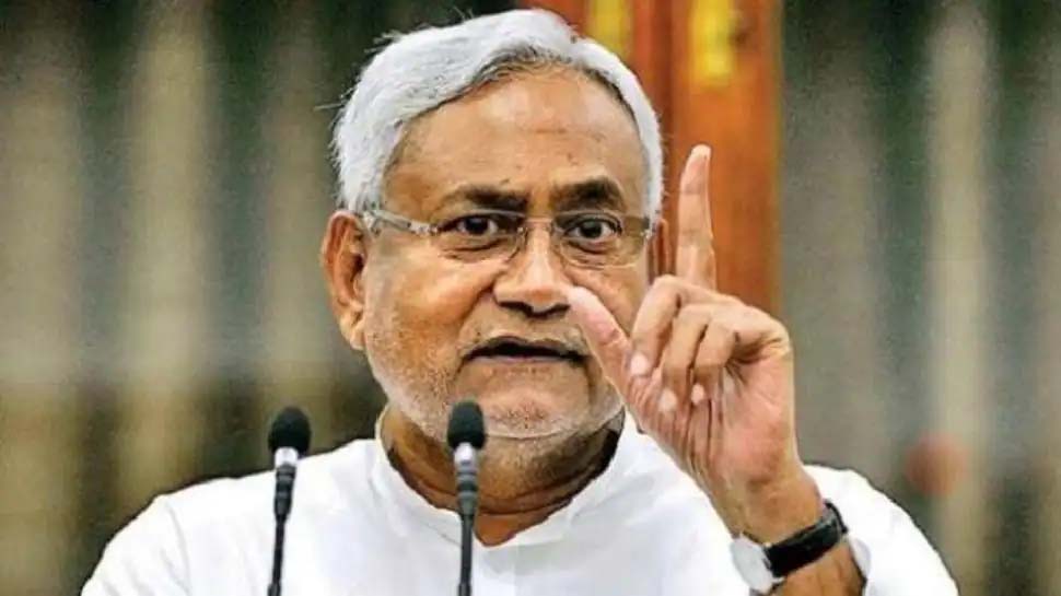 बिहार में JDU के टूटने की आशंका के बीच पार्टी में एकजुटता दिखाने में जुटे नेता बिहार में JDU के टूटने की आशंका के बीच पार्टी में एकजुटता दिखाने में जुटे नेता