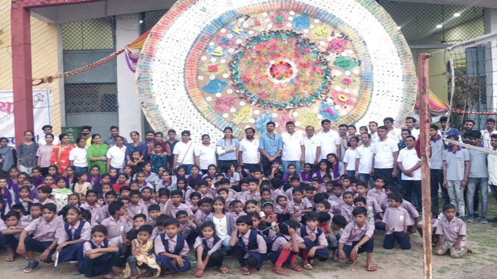 Children of Muskan Sansthan made 75 feet circumference rakhi, built with waste