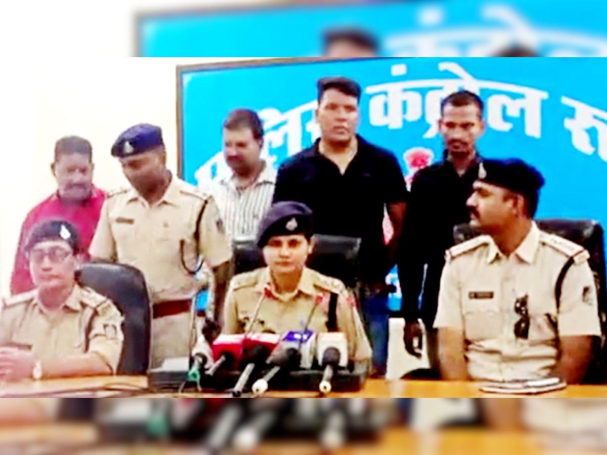 पुल‍िस ग‍िरफ्त में हत्‍या के आरोपी.  