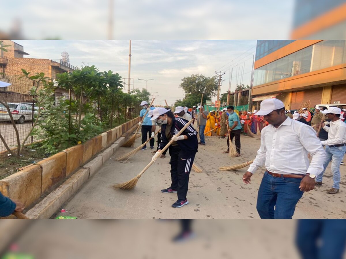 स्वच्छ जैसाणा अभियान : जैसलमेर कलेक्टर टीना डाबी ने सड़क पर लगाया झाड़ू, स्वच्छता का दिया संदेश