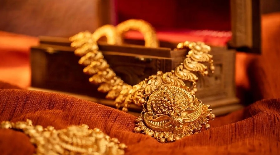 Gold Price 10 August: 7800 रुपये लुढ़के सोने के दाम, बाजार में इतना सस्ता बिक रहा गोल्ड