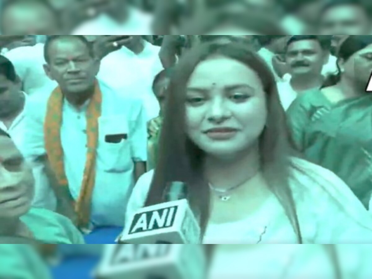 Bihar Politics: शपथग्रहण समारोह में मौजूद रहीं तेजस्वी की पत्नी राजश्री, पति के डिप्टी सीएम बनने पर दिया ये बयान 