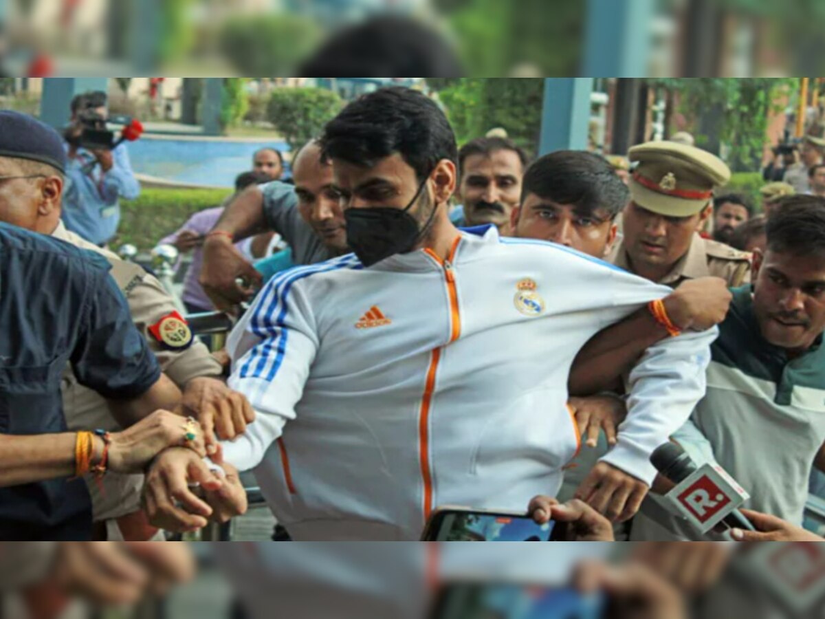 Shrikant Tyagi Jacket: 'क्या मजाक कर रहे हो त्यागी जी', नोएडा के 'गालीबाज' नेता की जैकेट पर यूजर्स ने दिया ऐसा रिएक्शन  