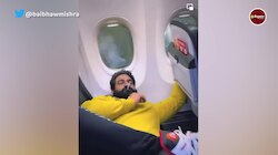 हवाई जहाज में सिगरेट जला रहा बॉबी कटारिया, वीडियो देख हैरान हो रहे लोग