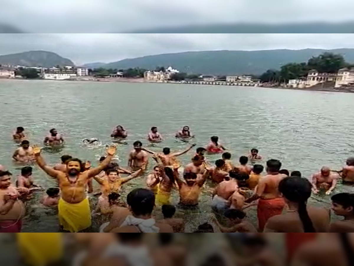 पवित्र सरोवर के घाटों पर विशेष श्रावणी स्नान