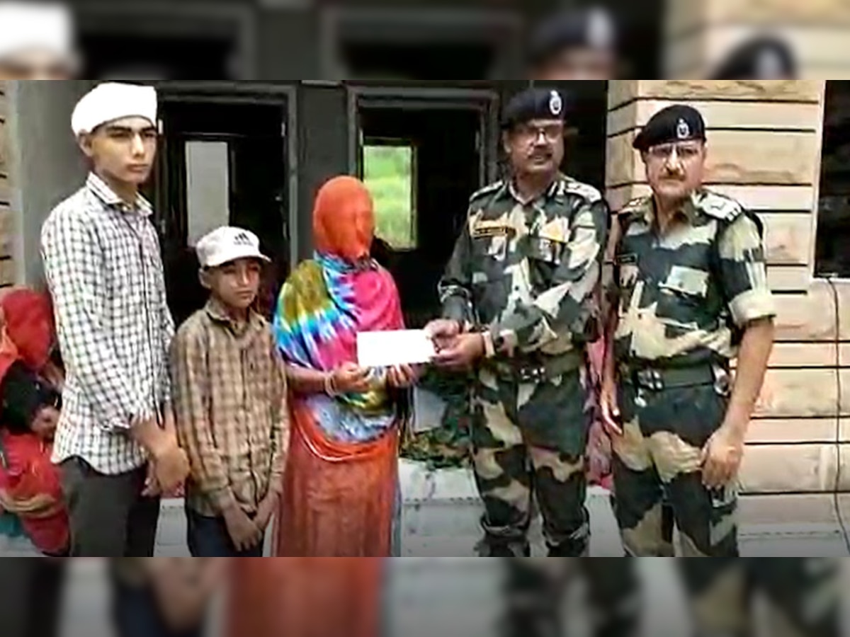  शहीद परिवार को DG BSF ने पांच लाख रुपए का चेक सौंपा.