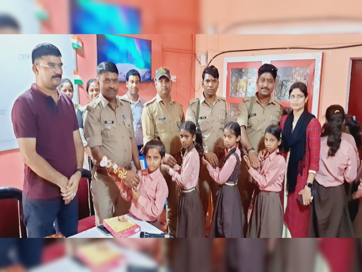 जौनपुर में छात्राओं पुलिसकर्मियों को राखी बांध मनाया रक्षाबंधन का त्योहार, पुलिसकर्मियों ने मिठाई खिला दिए उपहार 