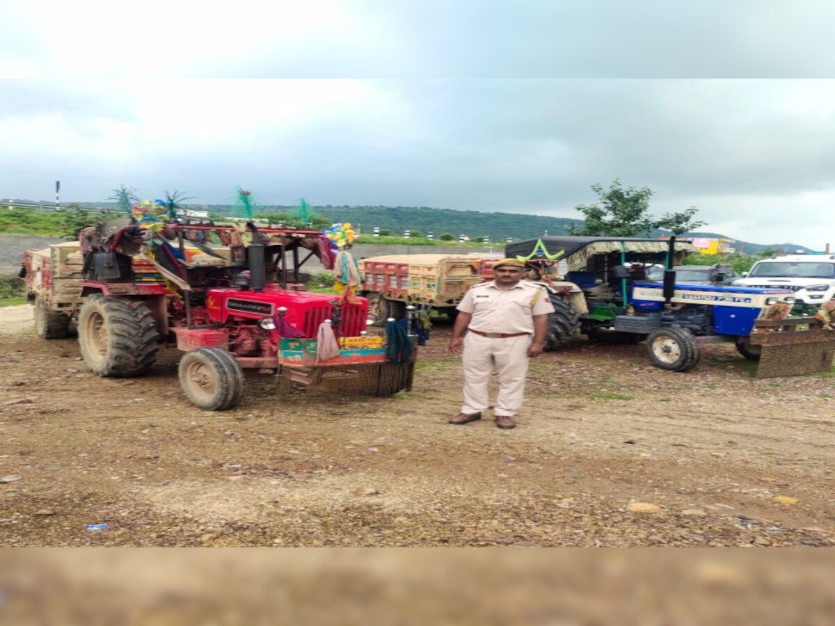 Chittorgarh: अवैध बजरी परिवहन करते दो ट्रैक्टर-ट्रॉली पुलिस ने किए जब्त