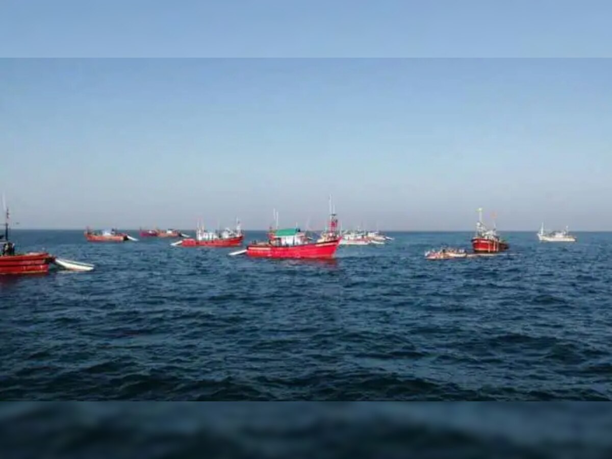 India-Pakistan Relations: अरब सागर में पलटा भारत का जहाज, पाकिस्तान ने 9 क्रू मेंबर्स को बचाया, एक का शव बरामद