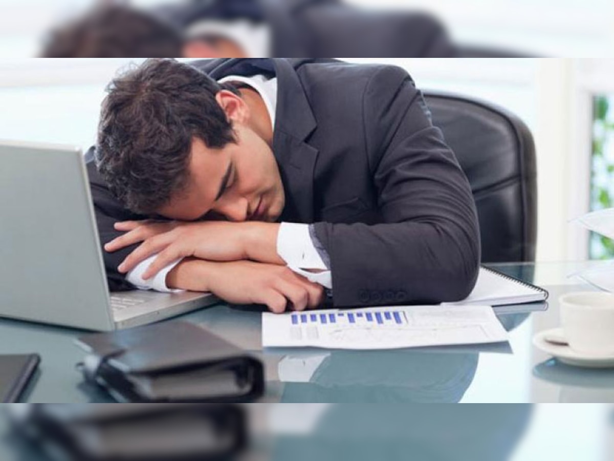 Office Tips: जब ऑफिस में छाए सुस्ती के बादल, तो फटाफट करें ये काम; दूर भागेगी नींद