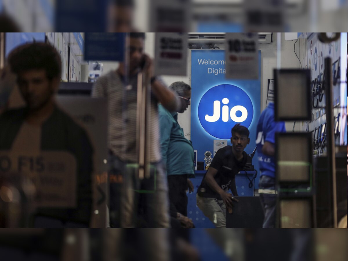 Jio लाया धमाकेदार Offer! 15 दिन तक दे रहा है Free Internet, Benefits जानकर खुशी से उछल पड़ेंगे आप