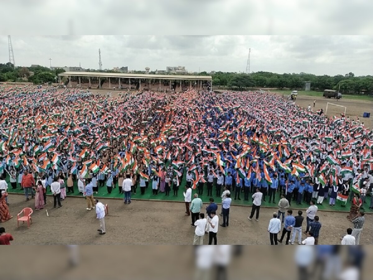 रिकॉर्ड: 12 हजार बच्चों ने एक साथ हाथों में तिरंगा लेकर गाए सामूहिक देशभक्ति के गीत