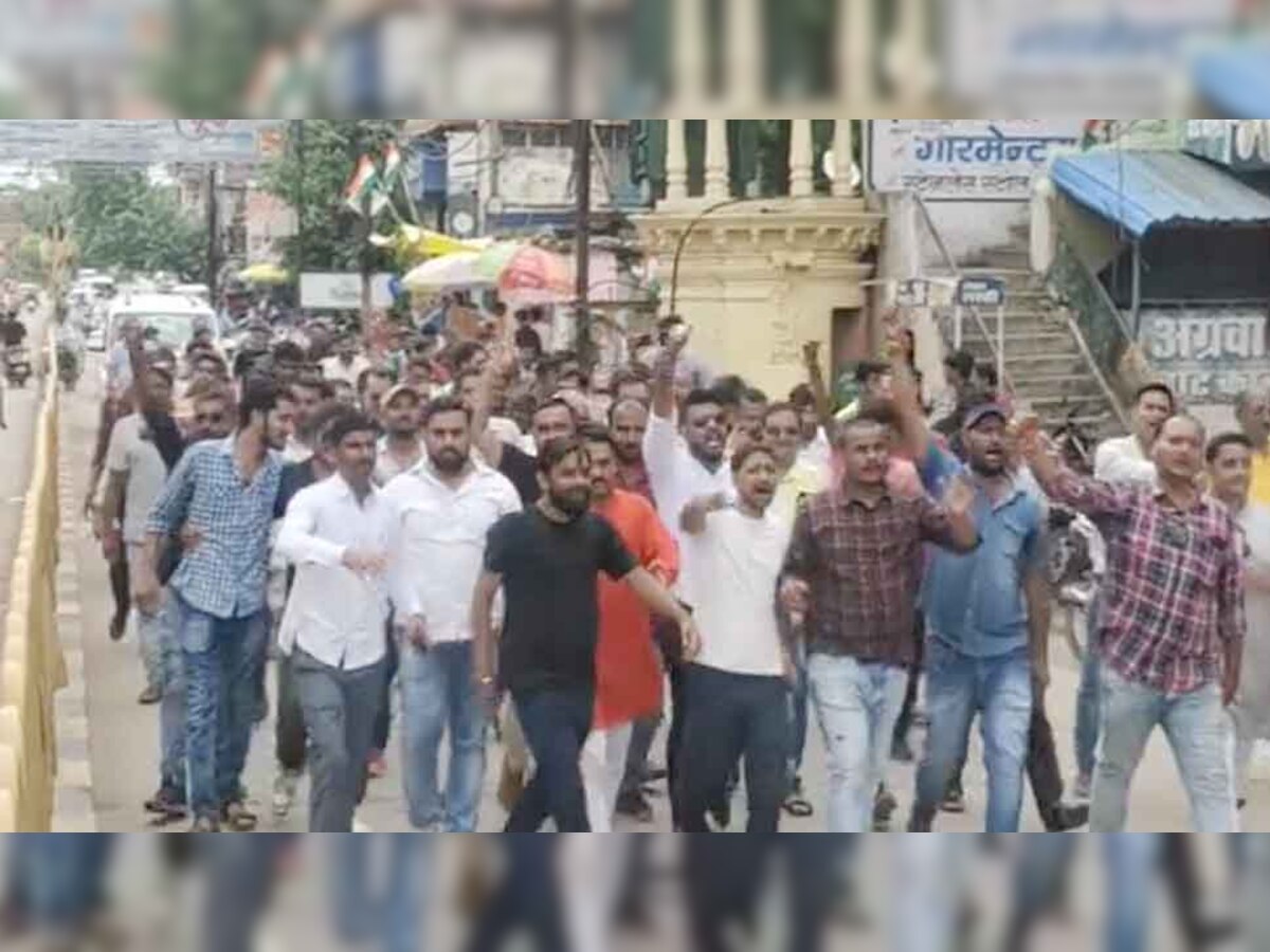 रीवा में सड़क पर उतरे ब्राह्मण और क्षत्रिय समाज के लोग, पंचायत सदस्य प्रत्याशी ने कहे थे अपशब्द!