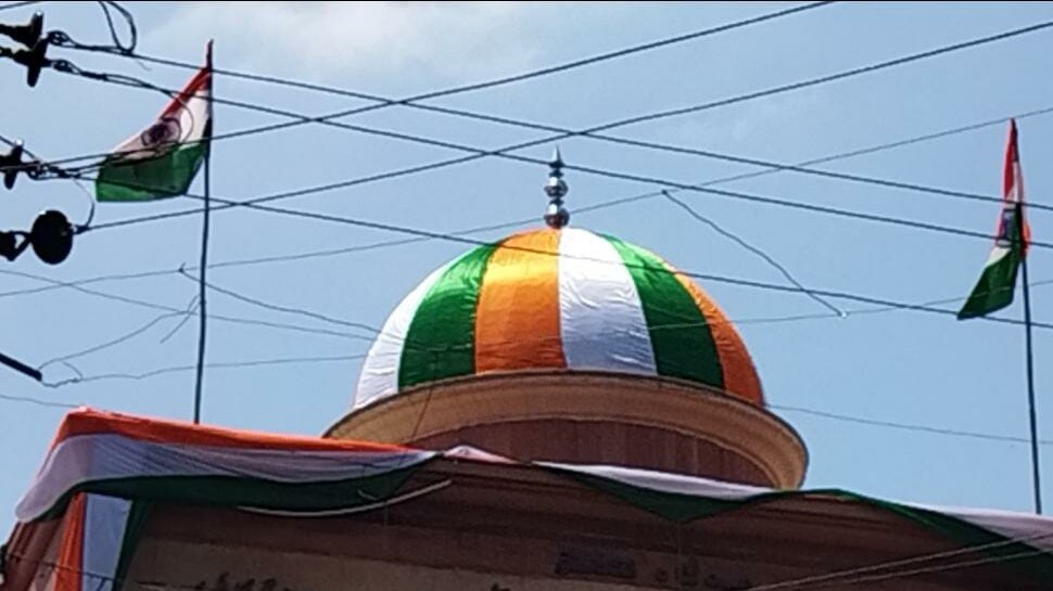 जुमे के दिन तिरंगे से रंगी नज़र आई लखनऊ की ऐशबाग ईदगाह, मुल्क से मोहब्बत का दिया पैग़ाम