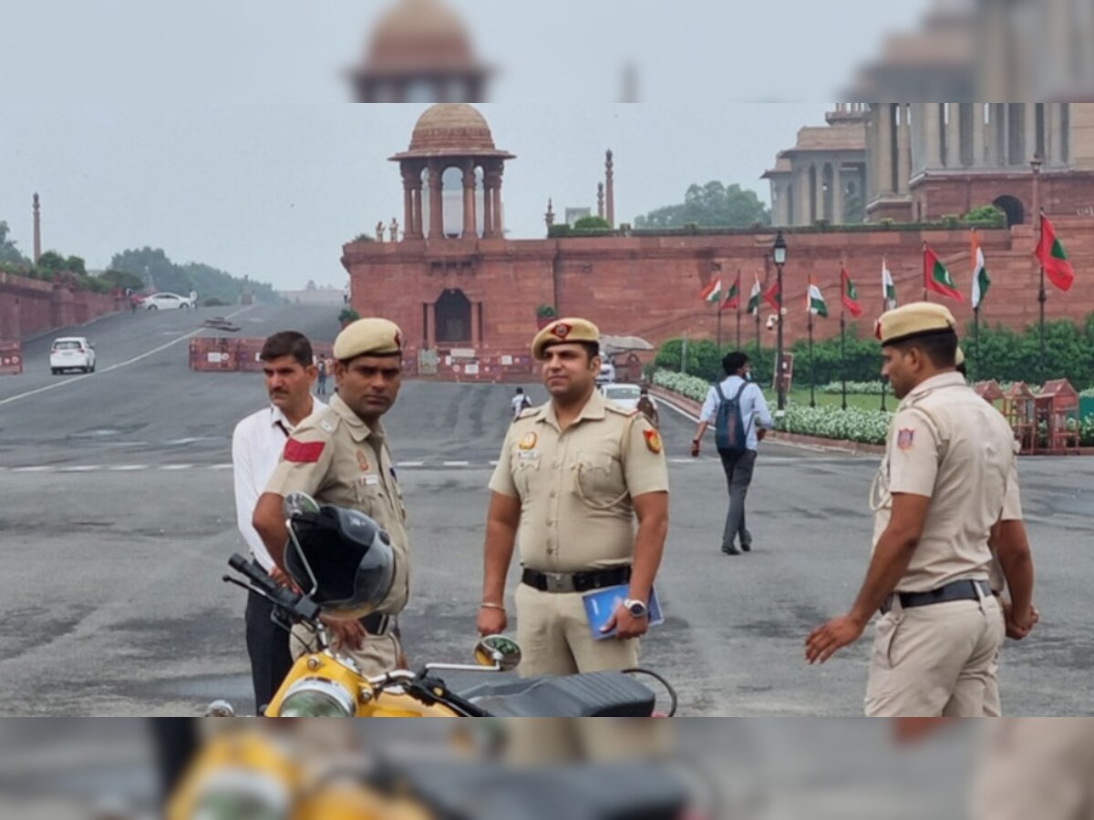 Delhi on High Alert: स्वतंत्रता दिवस से पहले दिल्ली में आतंकी हमले का हाई अलर्ट, PAK से बड़ी तादाद में भेजे गए हैं हथियार