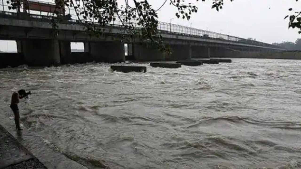 Yamuna Water: दिल्ली में खतरे के निशान से ऊपर बह रही यमुना, निचले इलाकों में बचाव अभियान शुरू