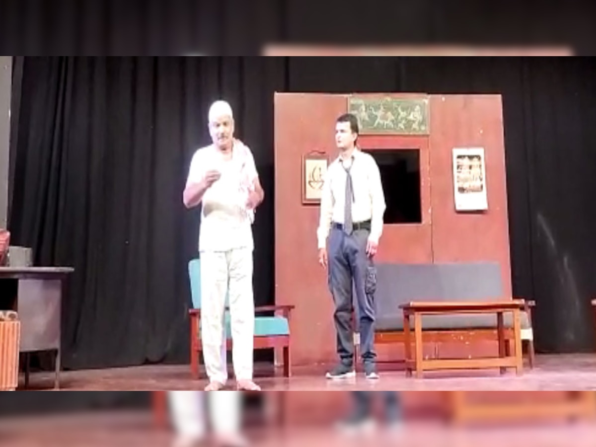 जवाहर कला केंद्र में 'बाप-रे-बाप' नाटक ने दर्शकों को खूब हंसाया