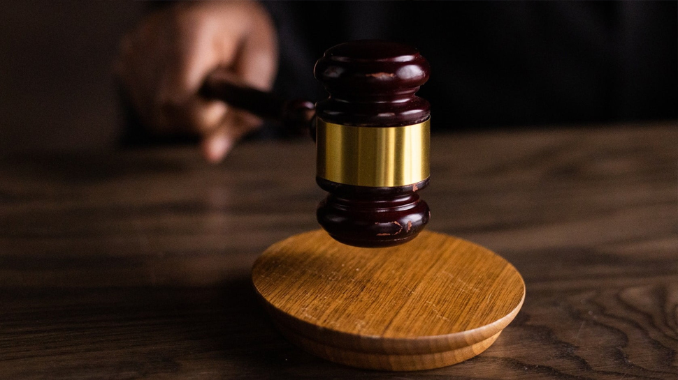 अदालत में रेत दिया पत्नी का गला, इस वजह से था पति नाराज अदालत में रेत दिया पत्नी का गला, इस वजह से था पति नाराज