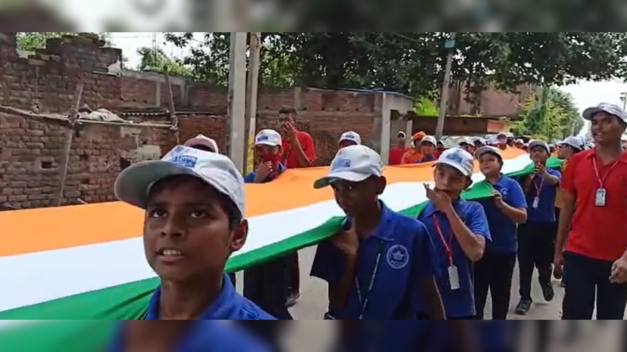बिहटा में एनडीआरएफ की टीम ने स्कूली बच्चों के साथ निकाली तिरंगा यात्रा