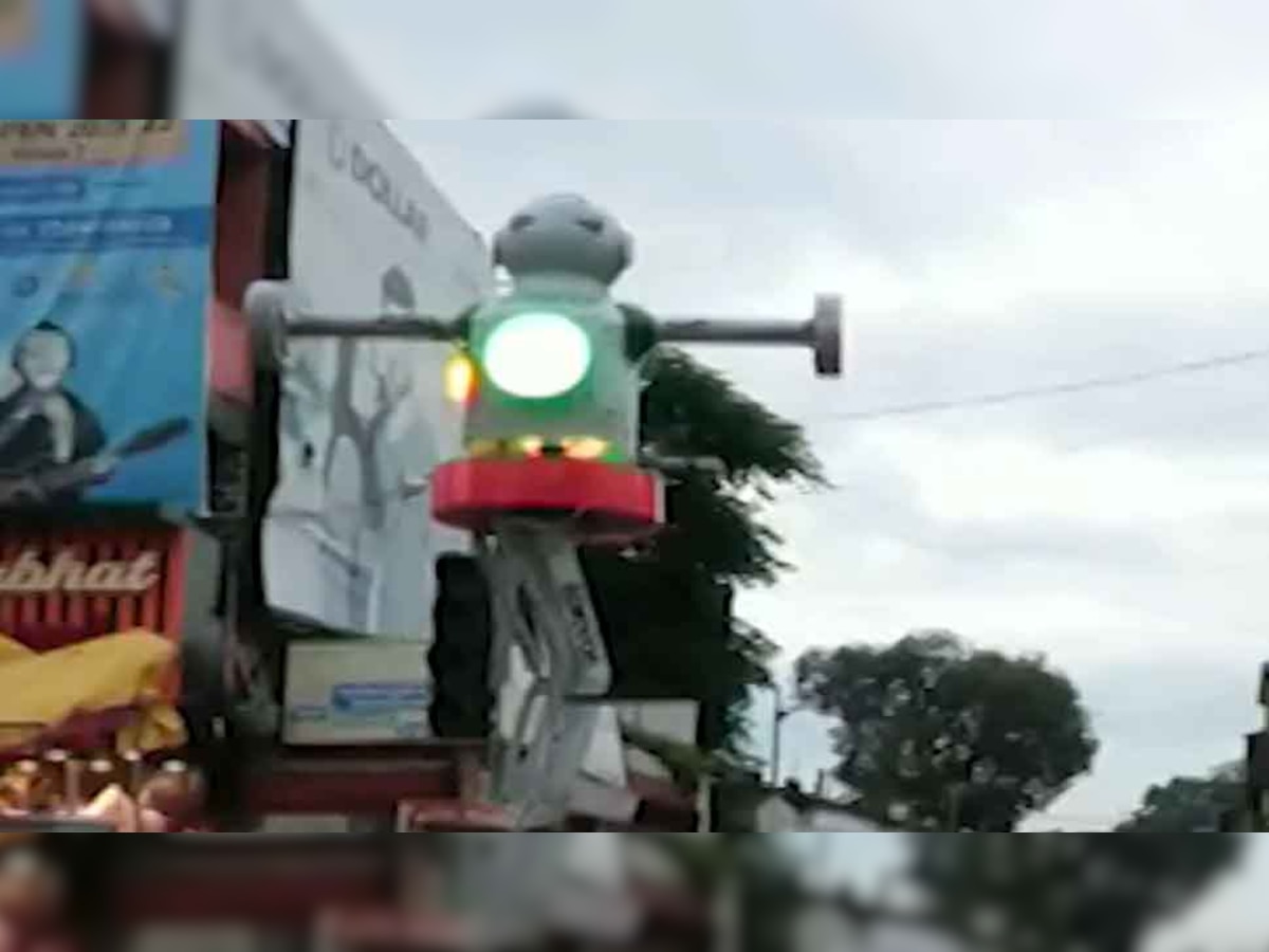 मंडला में पुलिस अधिकारी ने कबाड़ से बना दिया ट्रैफिक रोबोट, अब संभालेगा ट्रैफिक का जिम्मा