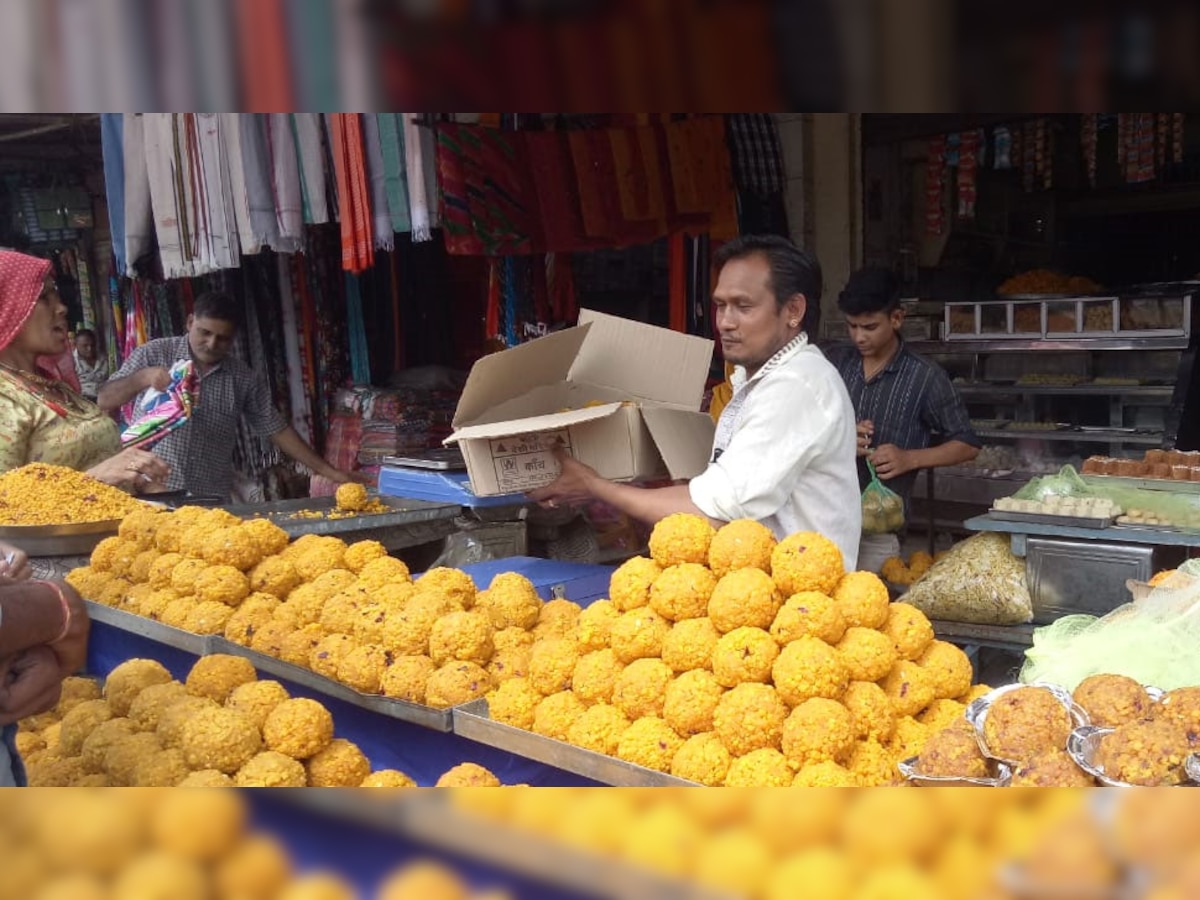 तीज की रौनक: महिलाएं पहुंची ब्यूटी पार्लर, बाजरों में की जमकर खरीदी