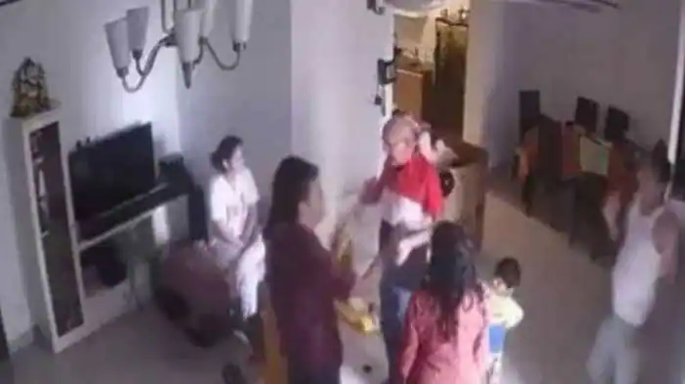 VIRAL VIDEO: ससुर ने पति, देवर के सामने महिला को पीटा- VIRAL हो रहा ये चौंकाने वाला VIDEO