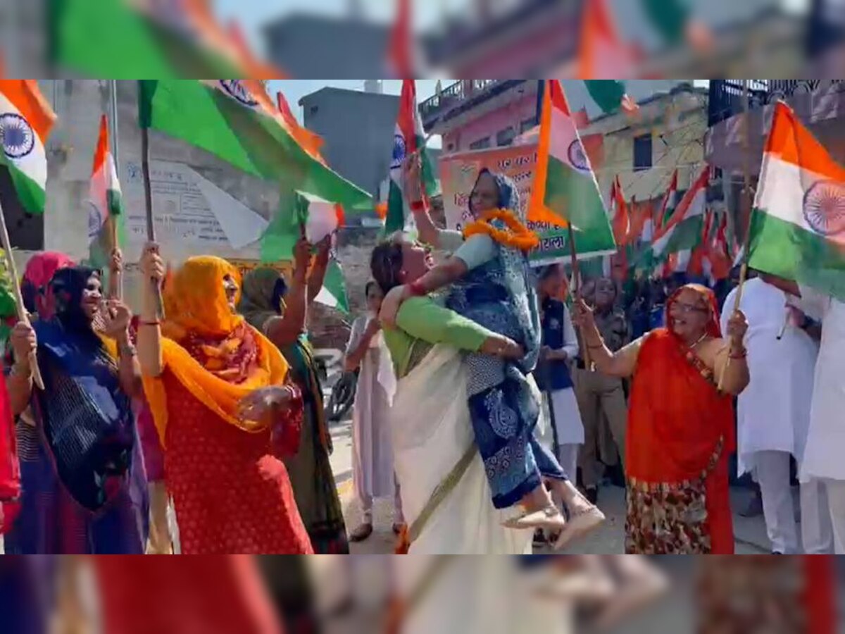 Meerut: हर किसी पर चढ़ा आजादी के महोत्सव का रंग, 'मेरा रंग दे बसंती चोला' गाने पर झूम उठीं बुजुर्ग