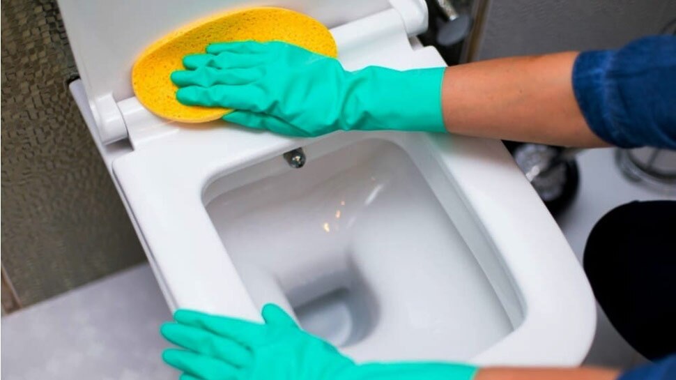 Bathroom and Toilet seat Cleaning Hacks, use of talcum powder in