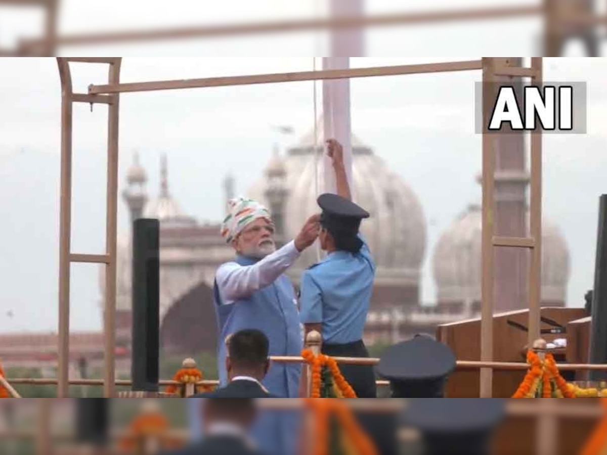 लाल किले पर झंडा फहराने में PM मोदी की मदद करने वाली महिला अफसर कौन है?