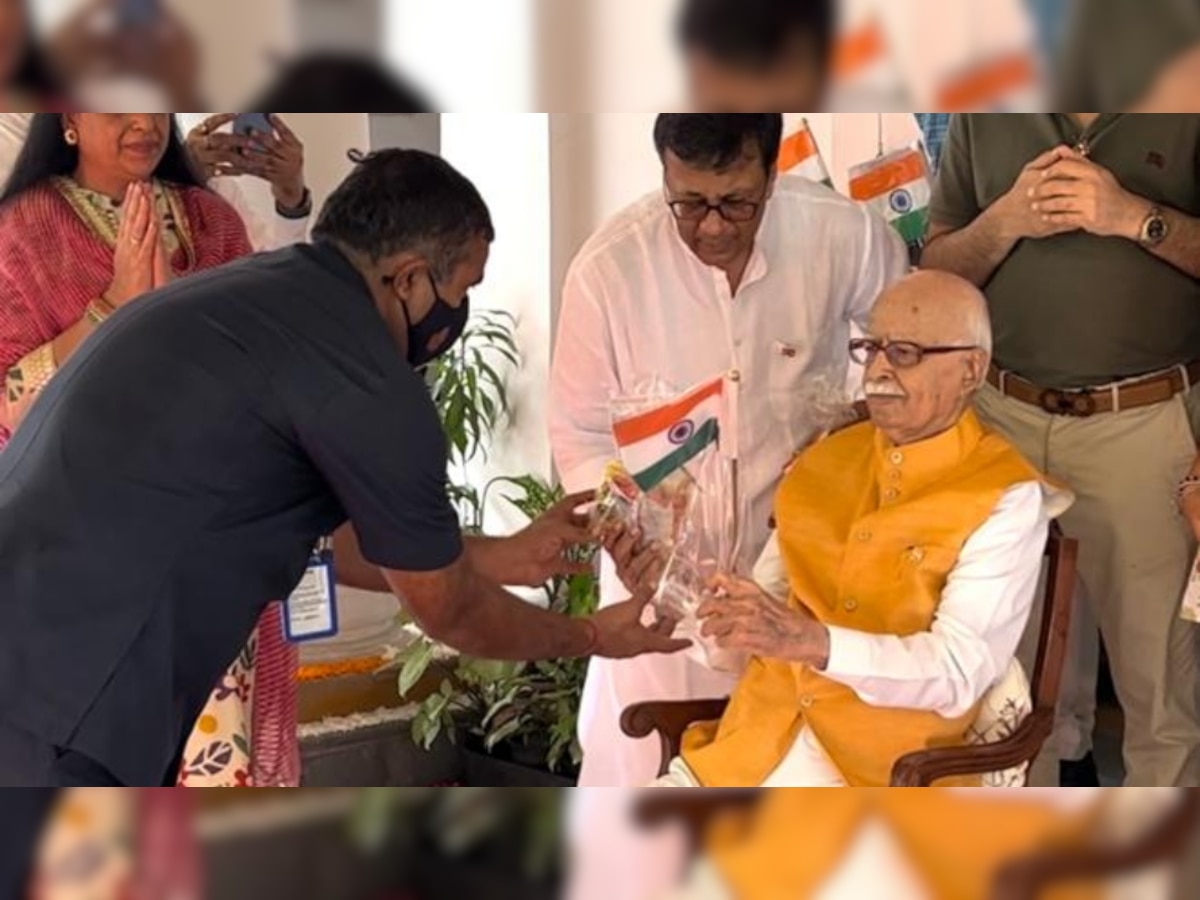 Lal Krishna Advani Celebrates 15 August: लालकृष्ण आडवाणी ने मनाया आजादी का जश्न, आवास पर फहराया तिरंगा