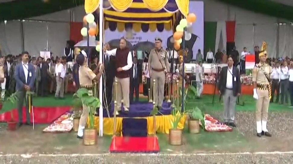 15 august: हिमाचल प्रदेश के मुख्यमंत्री जयराम ठाकुर ने बारिश के बीच फहराया तिरंगा
