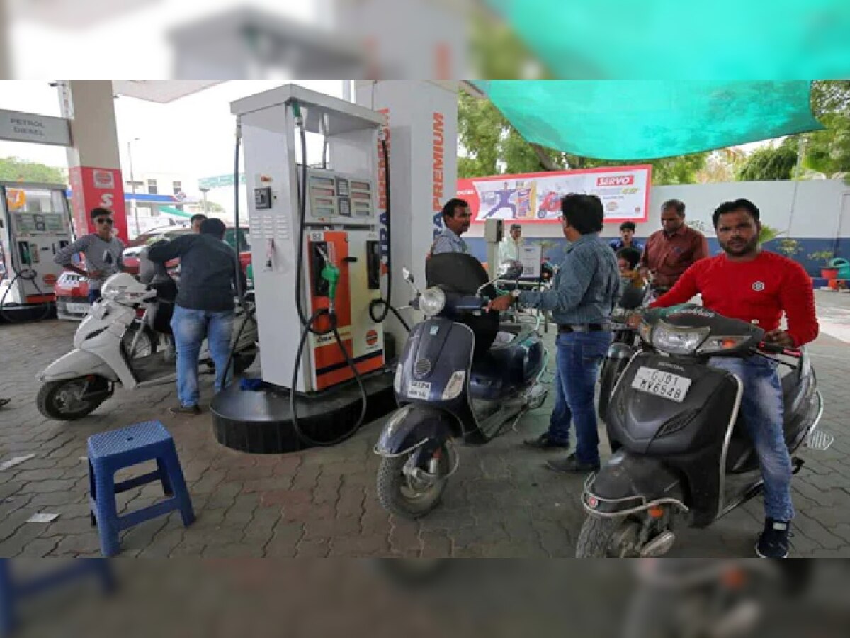 Petrol-Diesel Price Today 2022: पेट्रोल-डीजल के दाम घटे या बढ़े, घर बैठे फटाफट जानें यूपी के शहरों में आज के रेट