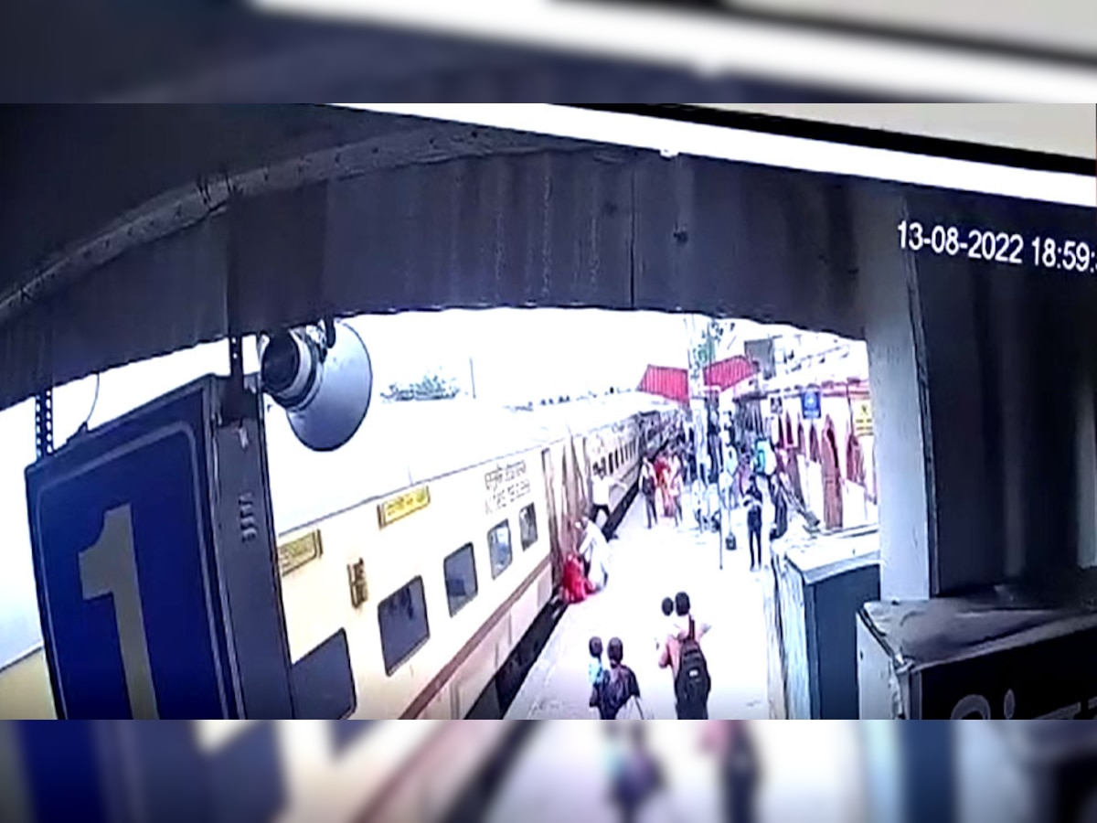 भरतपुर: चलती ट्र्रेन से उतर रही गिरी महिला, टिकट इंचार्ज ने बचाई जान 