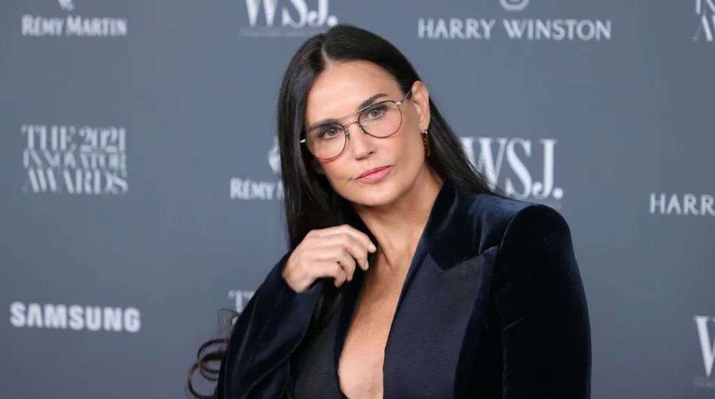 Demi Moore: 59 की उम्र में इस एक्ट्रेस ने पहना टू-पीस, झुर्रियों की परवाह किए बिना फ्लॉन्ट किया फिगर