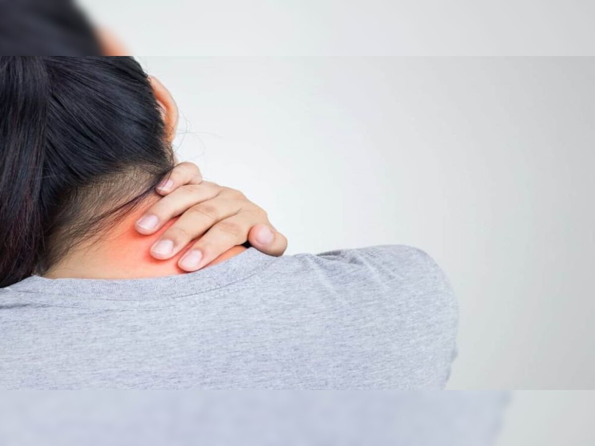 Neck And Shoulder Pain: कंधे और गर्दन के दर्द से हैं परेशान? तो इन तरीकों से मिलेगा आराम