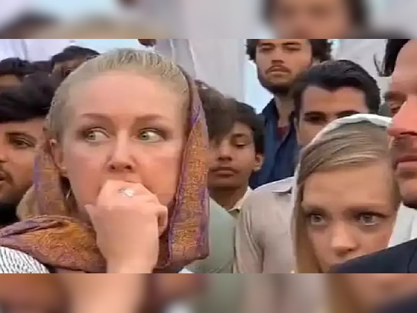 Watch: आज़ादी के जश्न में मर्यादा भूला पाकिस्तान, मां-बेटी से की बदसलूकी