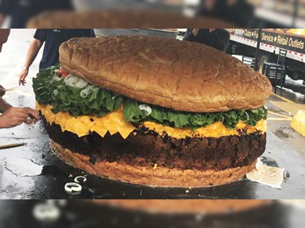 Foodie: OMG! इतना बड़ा बर्गर कि खाते-खाते ही थक जाएंगे आप लेकिन डिश खत्म नहीं कर पाएंगे