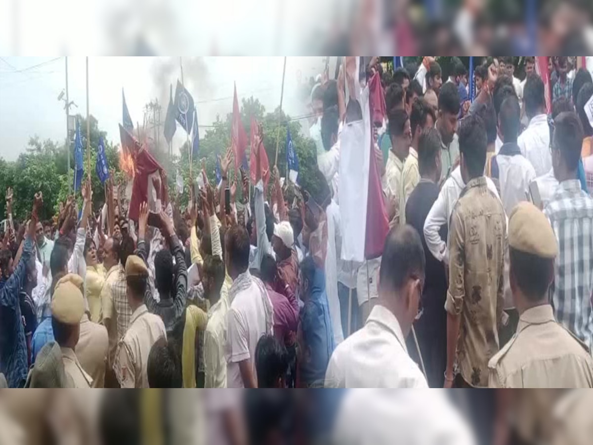 सवाई माधोपुर में जालोर में छात्र की मौत को लेकर भीम आर्मी ने किया विरोध प्रदर्शन, CM का फूंका पुतला 