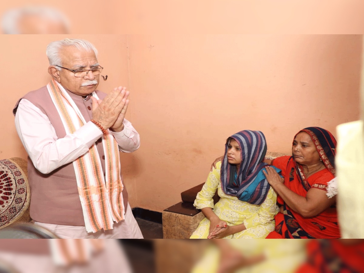 शहीद मनोज भाटी के घर पहुंचे हरियाणा CM, पत्नी को सरकारी नौकरी देने का किया वादा