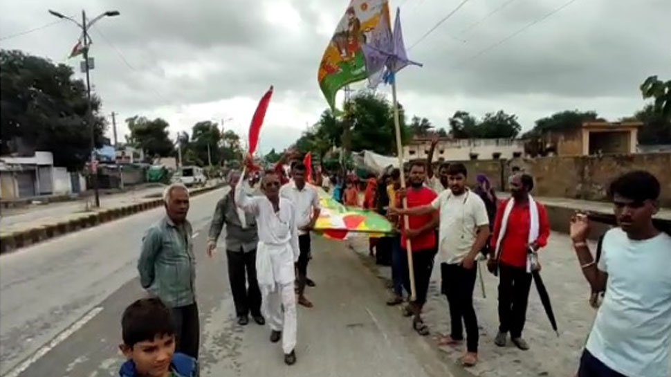 16वीं रामदेवरा पदयात्रा 251 फीट लंबी ध्वजा के साथ पहुंची ब्यावर, जोरदार हुआ स्वागत 16वीं रामदेवरा पदयात्रा 251 फीट लंबी ध्वजा के साथ पहुंची ब्यावर, जोरदार हुआ स्वागत