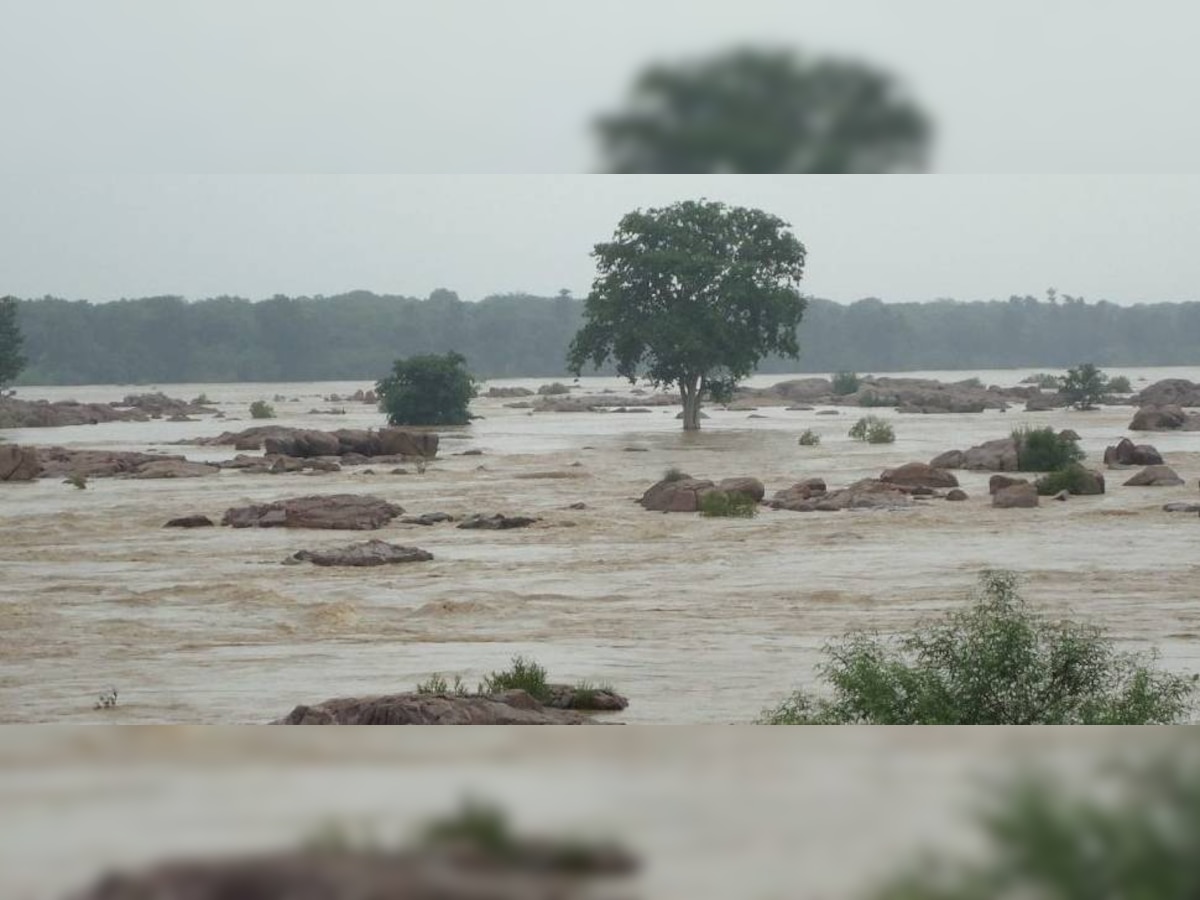 Jhansi: भारी बारिश का कहर, 30 गांव में हाईअलर्ट, माताटीला बांध से चार लाख क्यूसेक पानी छोड़ा गया